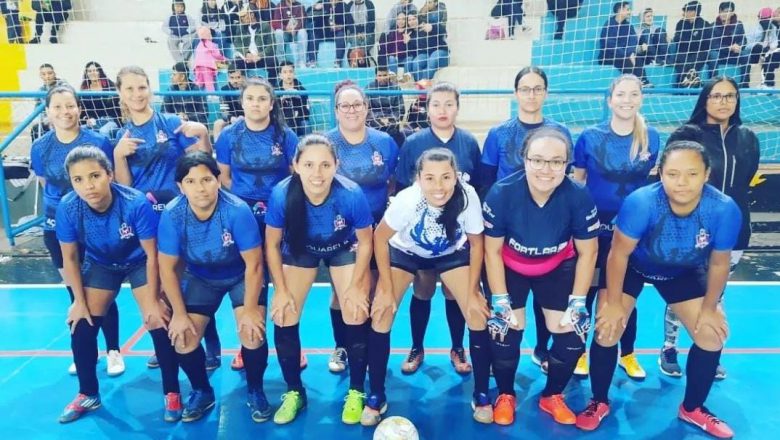 Regional da ACS doa bolas de futsal à equipe feminina de Naviraí