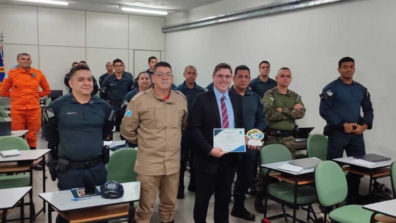 Advogado da ACS ministra aula de Direito Penal Militar em curso para oficiais do Estado