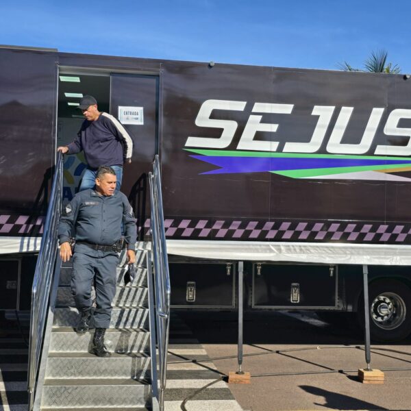 Com terapia de florais e óculos gratuitos, Carreta da Saúde leva bem-estar aos profissionais de segurança de Corumbá
