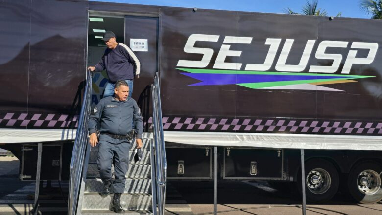 Com terapia de florais e óculos gratuitos, Carreta da Saúde leva bem-estar aos profissionais de segurança de Corumbá