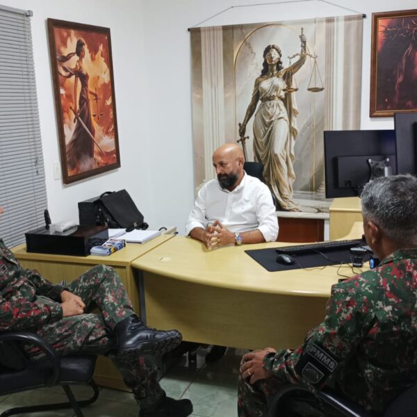 Tenente-Coronel Diego Ferreira visita ACS e entrega livro sobre a história da Polícia Militar Ambiental