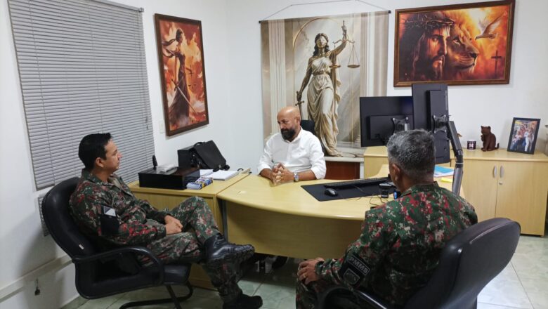 Tenente-Coronel Diego Ferreira visita ACS e entrega livro sobre a história da Polícia Militar Ambiental